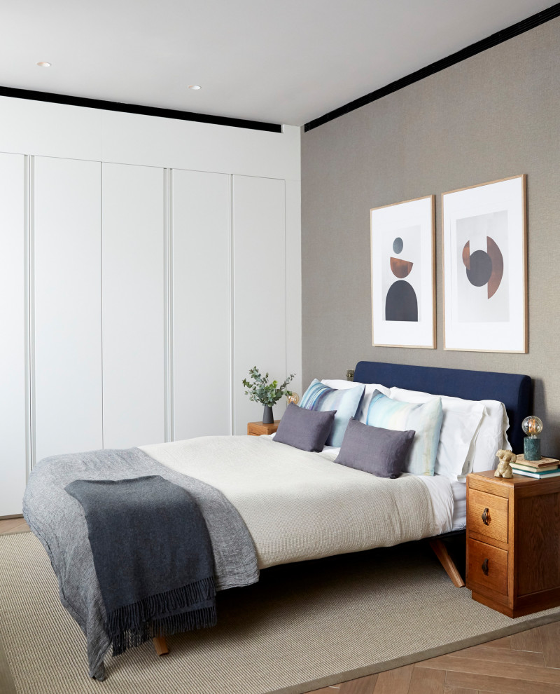 Großes Modernes Hauptschlafzimmer ohne Kamin mit braunem Holzboden und braunem Boden in London
