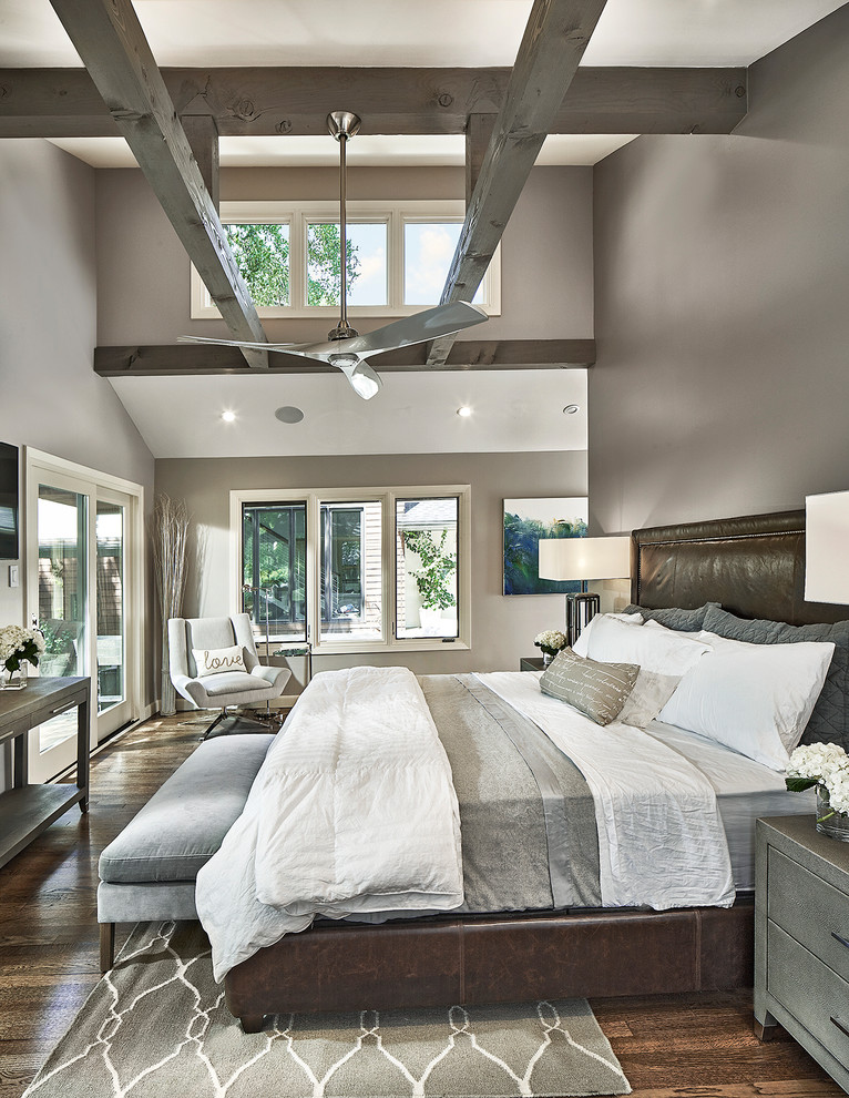 Источник вдохновения для домашнего уюта: большая хозяйская спальня в стиле модернизм с серыми стенами, паркетным полом среднего тона и коричневым полом без камина