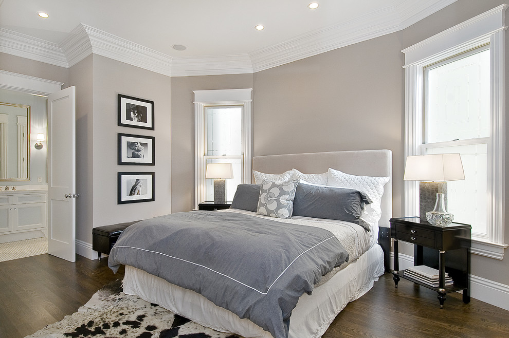 Diseño de dormitorio clásico con suelo de madera oscura y paredes grises