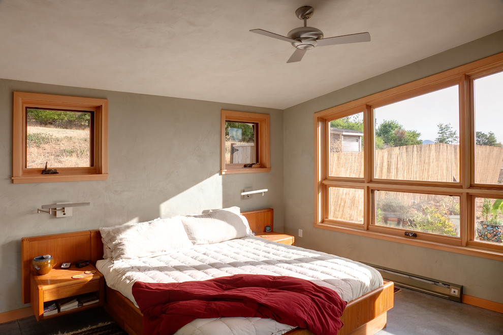Идея дизайна: хозяйская спальня среднего размера в современном стиле с серыми стенами, бетонным полом и серым полом без камина