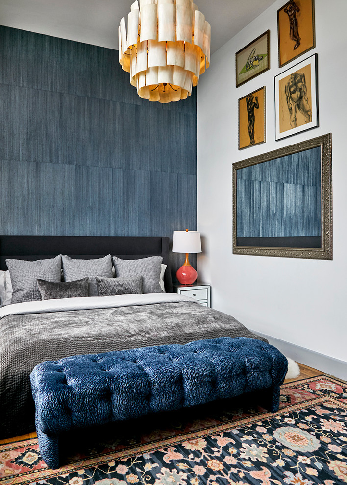 Diseño de dormitorio principal contemporáneo grande con paredes azules y suelo de madera clara