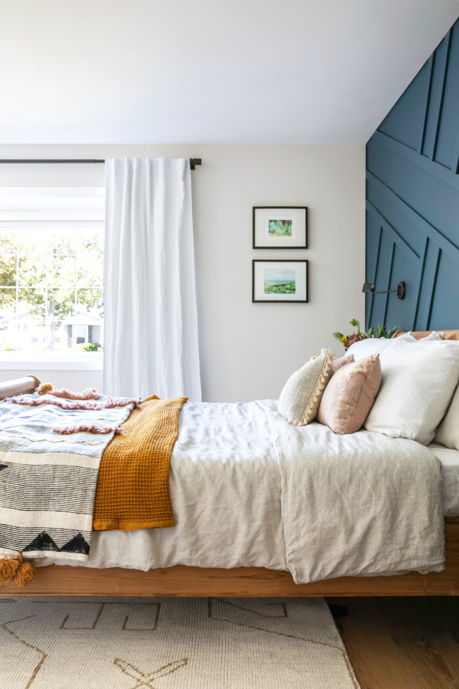 Источник вдохновения для домашнего уюта: хозяйская спальня среднего размера в стиле кантри с синими стенами, светлым паркетным полом и панелями на части стены