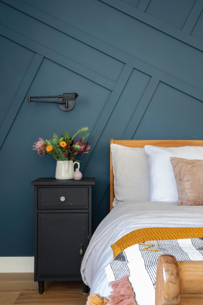 На фото: хозяйская спальня среднего размера в стиле кантри с синими стенами, светлым паркетным полом и панелями на части стены