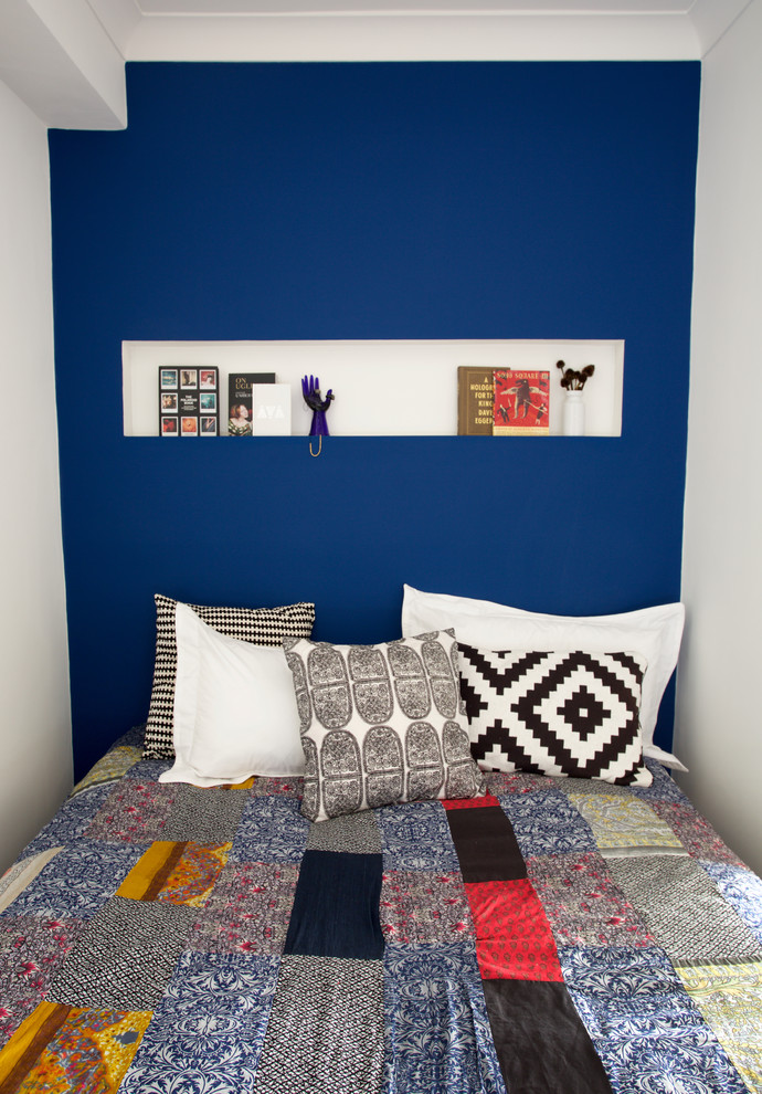 Kleines Modernes Hauptschlafzimmer mit blauer Wandfarbe in London