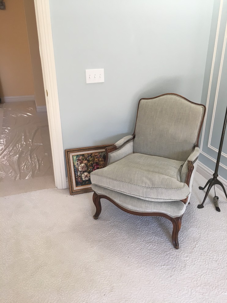 На фото: хозяйская спальня среднего размера в классическом стиле с синими стенами, ковровым покрытием и белым полом без камина
