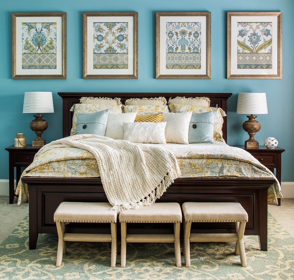 Foto de dormitorio principal tradicional renovado grande con paredes azules y moqueta