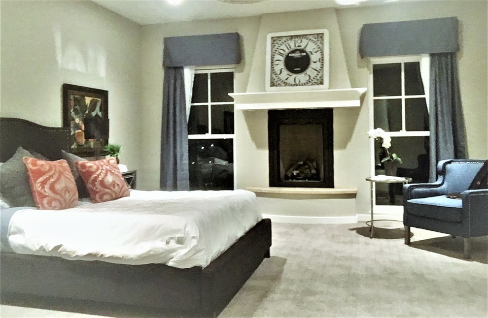Imagen de dormitorio principal tradicional renovado extra grande con paredes grises, moqueta, todas las chimeneas, marco de chimenea de madera y suelo gris