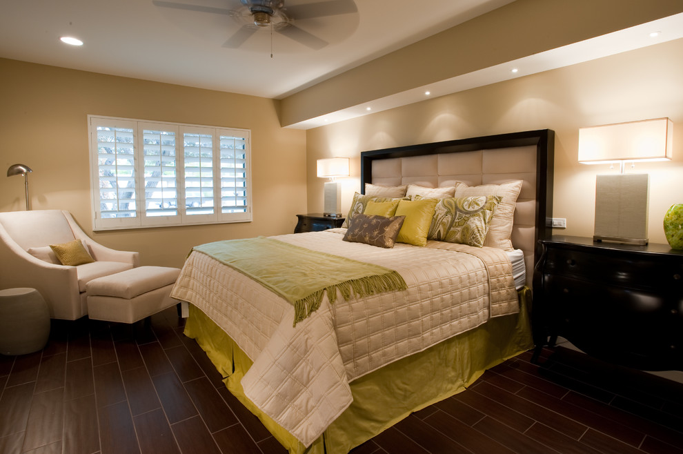 На фото: хозяйская спальня в современном стиле с бежевыми стенами и коричневым полом без камина с