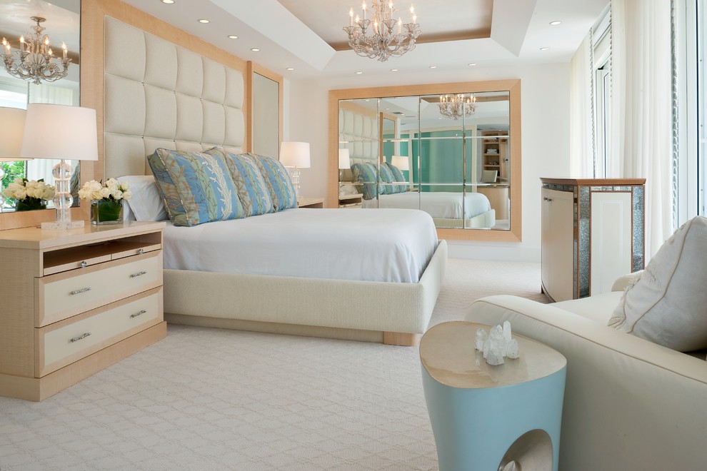На фото: спальня в морском стиле с белыми стенами и ковровым покрытием без камина