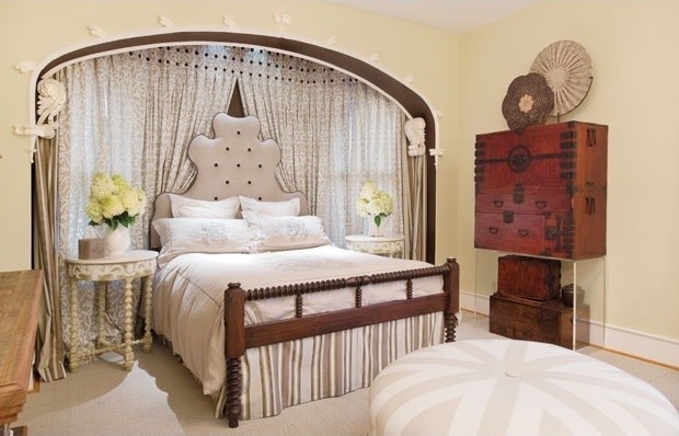 コロンバスにある広いヴィクトリアン調のおしゃれな主寝室 (ベージュの壁、カーペット敷き、暖炉なし)