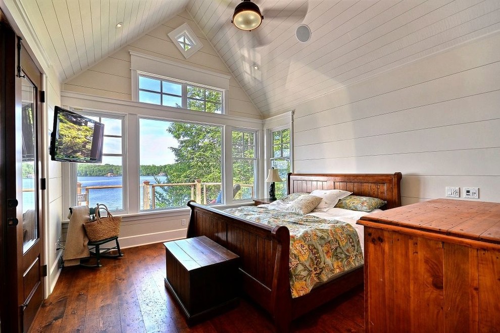 Ejemplo de dormitorio televisión tradicional sin chimenea con paredes blancas y suelo de madera oscura