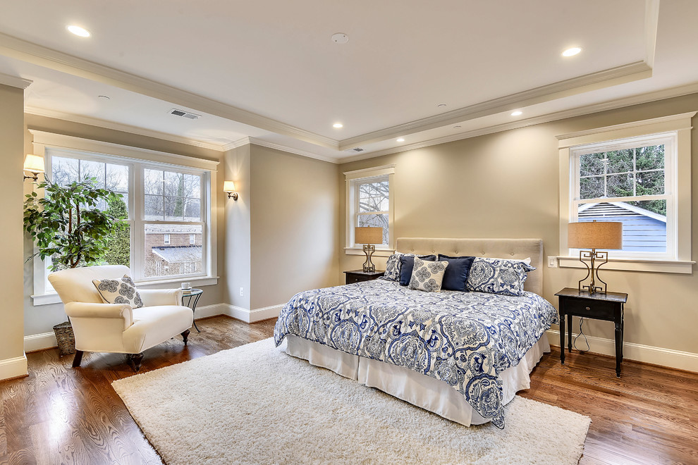 Imagen de dormitorio principal tradicional grande con paredes grises, suelo de madera en tonos medios y suelo azul