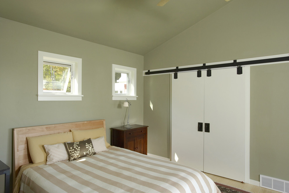 Diseño de dormitorio contemporáneo de tamaño medio con paredes beige y suelo de bambú