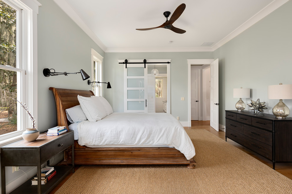 Пример оригинального дизайна: большая хозяйская спальня в морском стиле с синими стенами, темным паркетным полом и коричневым полом