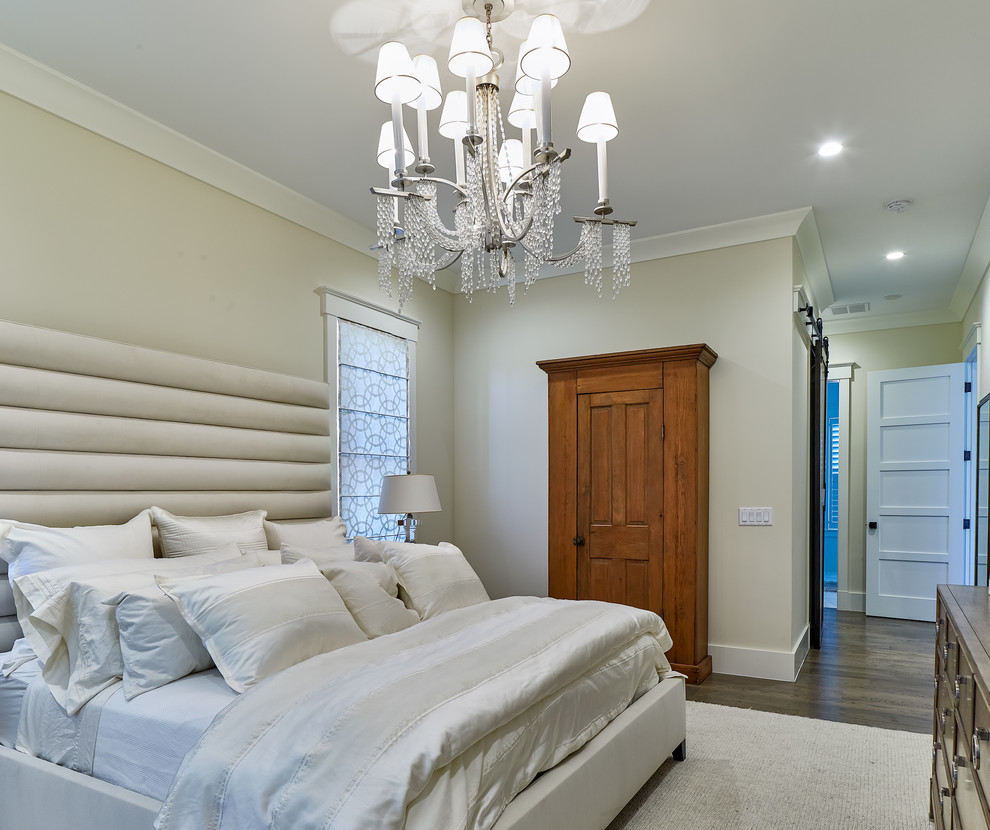 Diseño de habitación de invitados marinera grande con paredes beige, suelo de madera en tonos medios y suelo marrón