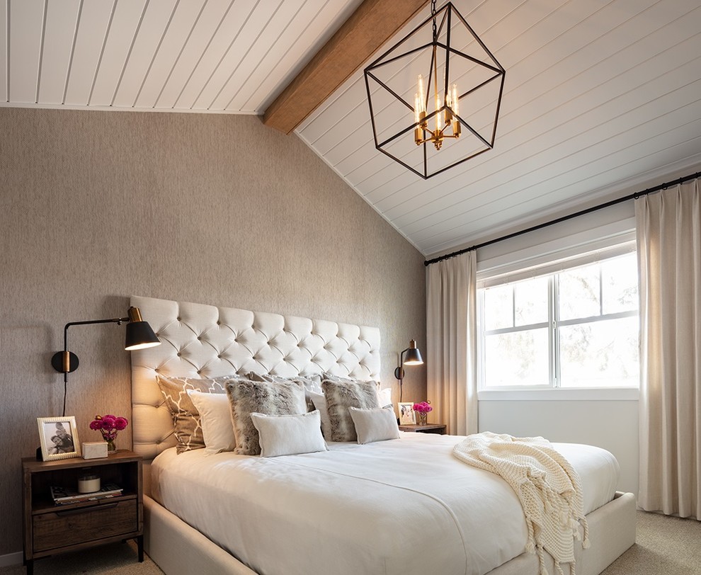 バンクーバーにある小さなカントリー風のおしゃれな主寝室 (白い壁、カーペット敷き、暖炉なし、ベージュの床) のレイアウト
