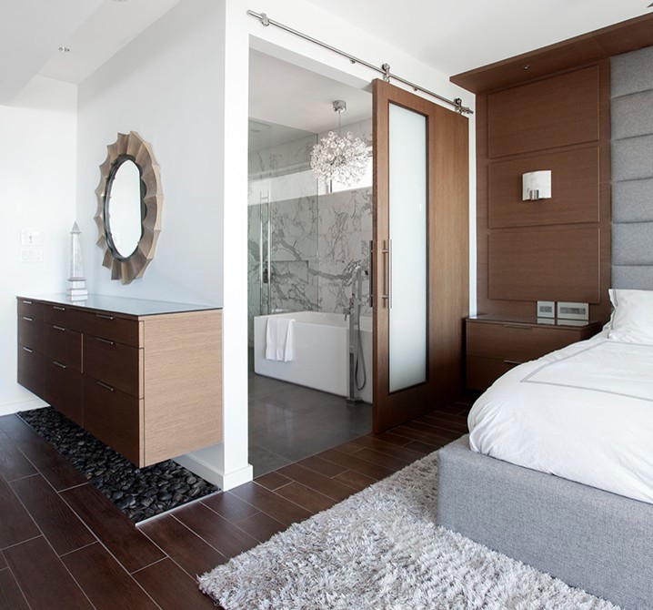 Идея дизайна: большая хозяйская спальня в современном стиле с белыми стенами, стандартным камином и фасадом камина из плитки