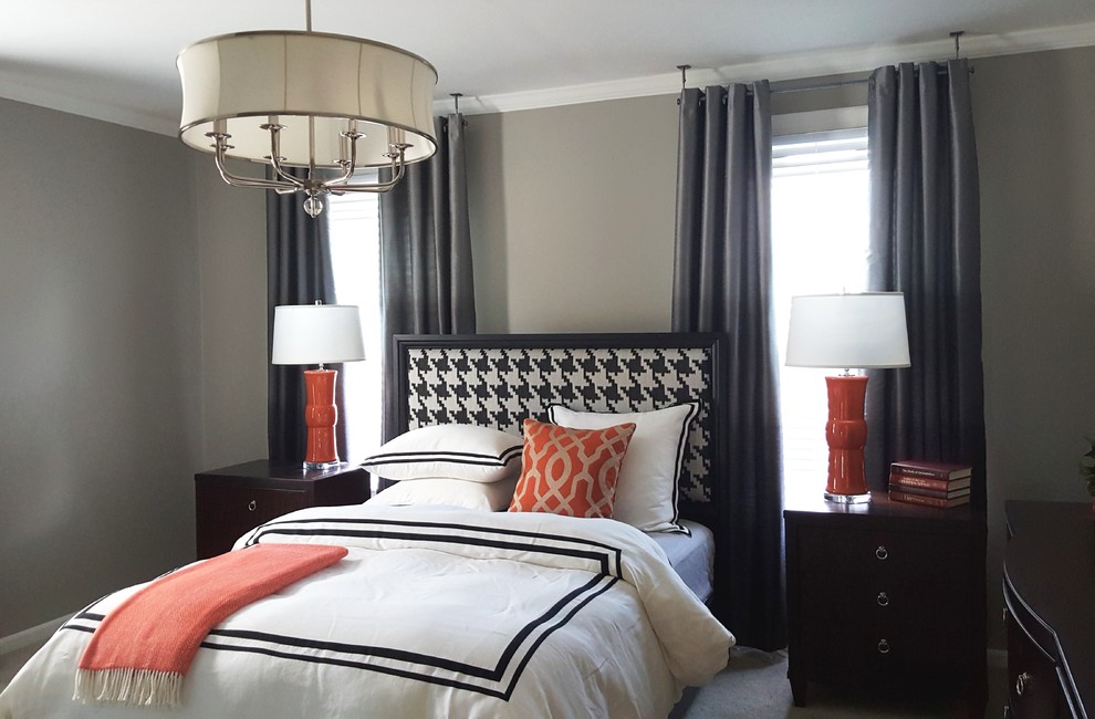 Свежая идея для дизайна: хозяйская спальня среднего размера в стиле неоклассика (современная классика) с серыми стенами и ковровым покрытием - отличное фото интерьера