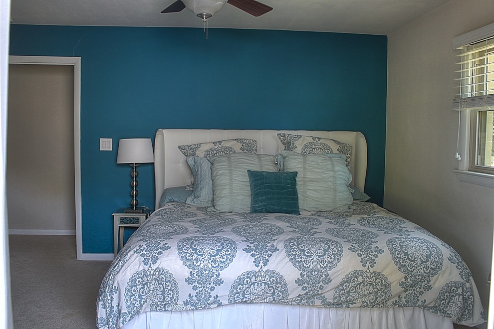 Источник вдохновения для домашнего уюта: хозяйская спальня среднего размера в современном стиле с синими стенами, ковровым покрытием и бежевым полом без камина