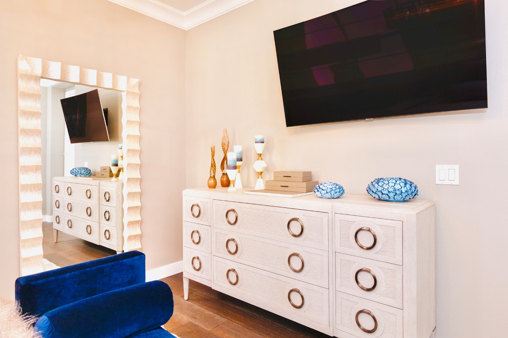 Idee per una camera matrimoniale minimal di medie dimensioni con pareti beige, parquet chiaro e pavimento beige