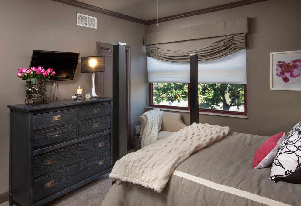 Bedroom - transitional bedroom idea in Columbus