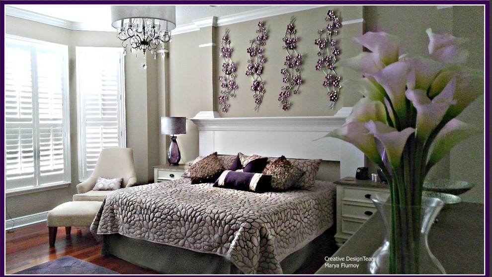タンパにある中くらいなトランジショナルスタイルのおしゃれな主寝室 (ベージュの壁、無垢フローリング)