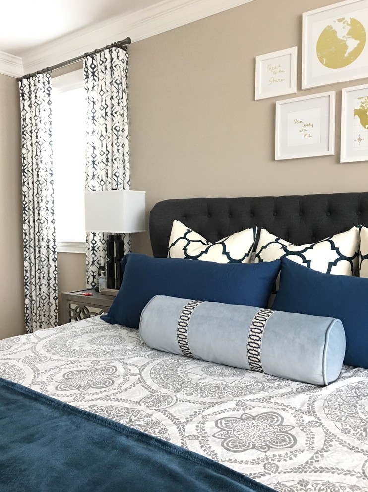 Стильный дизайн: хозяйская спальня среднего размера в стиле неоклассика (современная классика) с бежевыми стенами, ковровым покрытием и бежевым полом - последний тренд