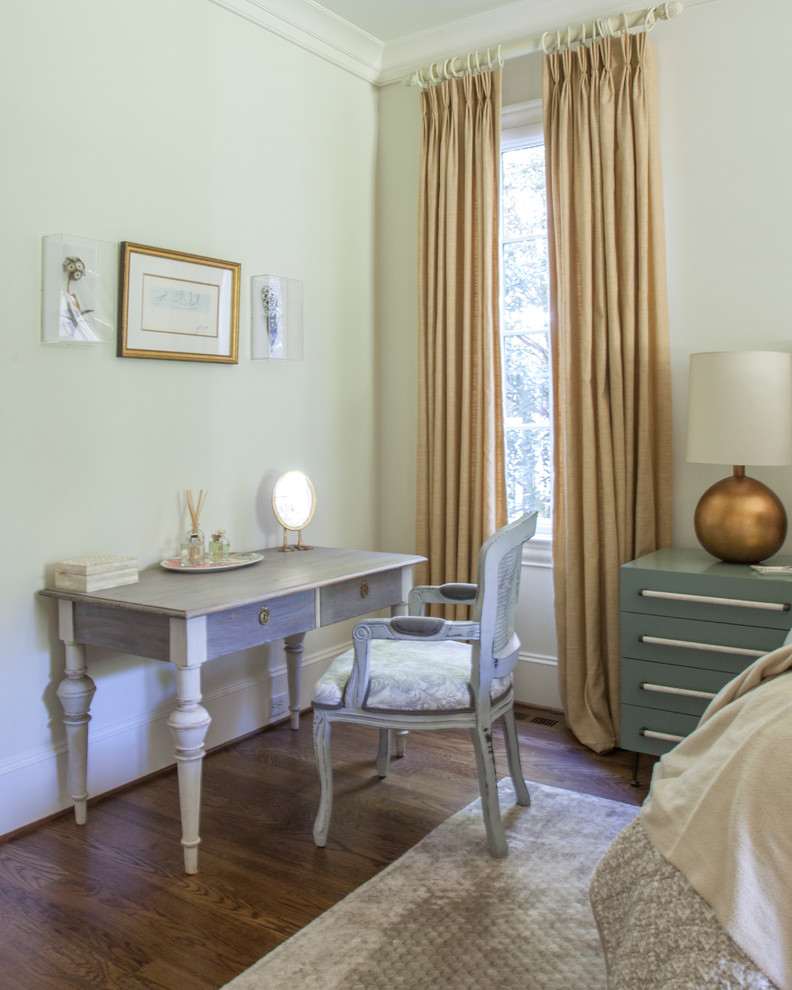Exemple d'une grande chambre parentale romantique avec un mur blanc et un sol en bois brun.