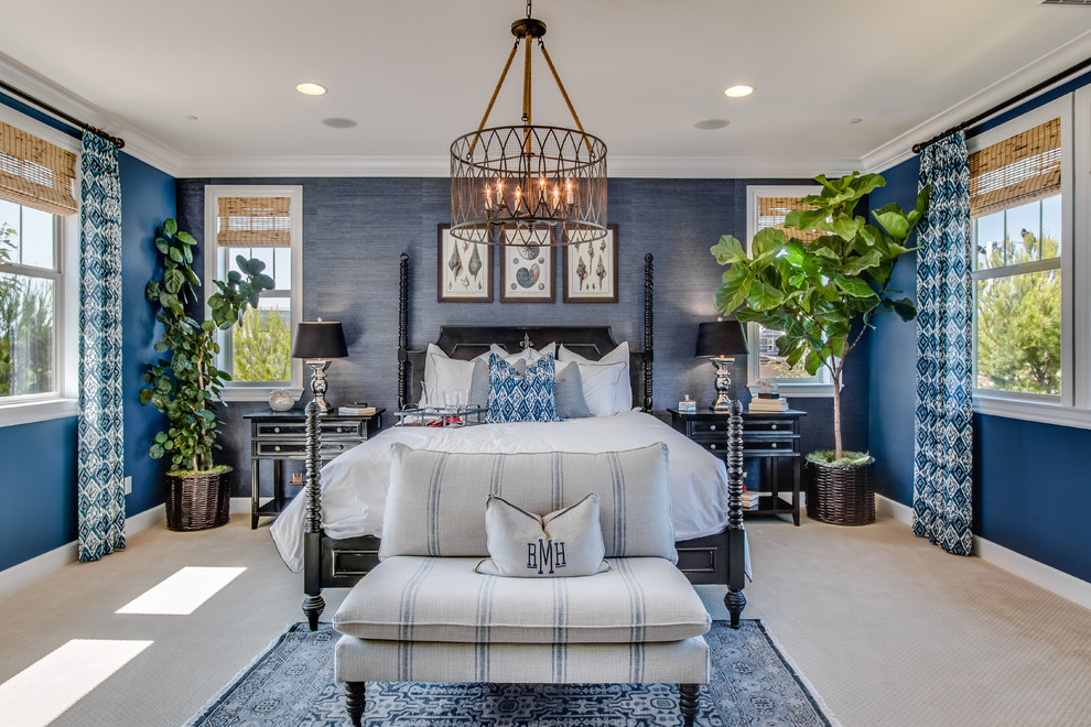 Свежая идея для дизайна: спальня в стиле неоклассика (современная классика) с синими стенами и ковровым покрытием - отличное фото интерьера