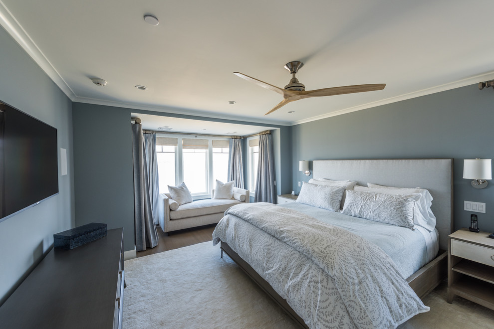 На фото: большая хозяйская спальня в морском стиле с синими стенами, паркетным полом среднего тона и коричневым полом без камина с
