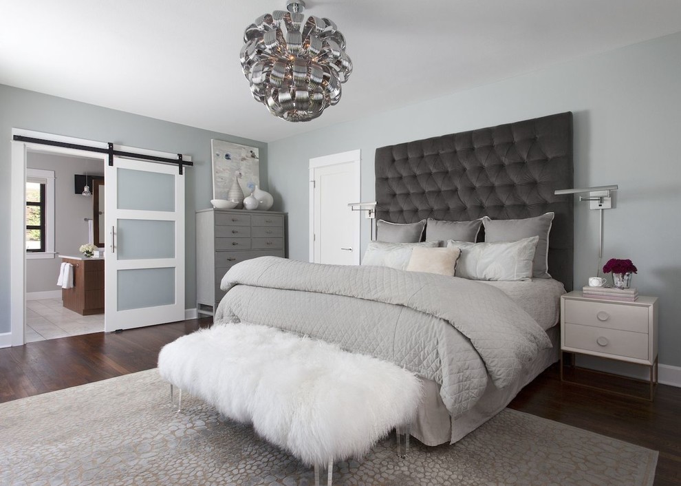 Стильный дизайн: большая хозяйская спальня в стиле шебби-шик с серыми стенами, темным паркетным полом и коричневым полом - последний тренд