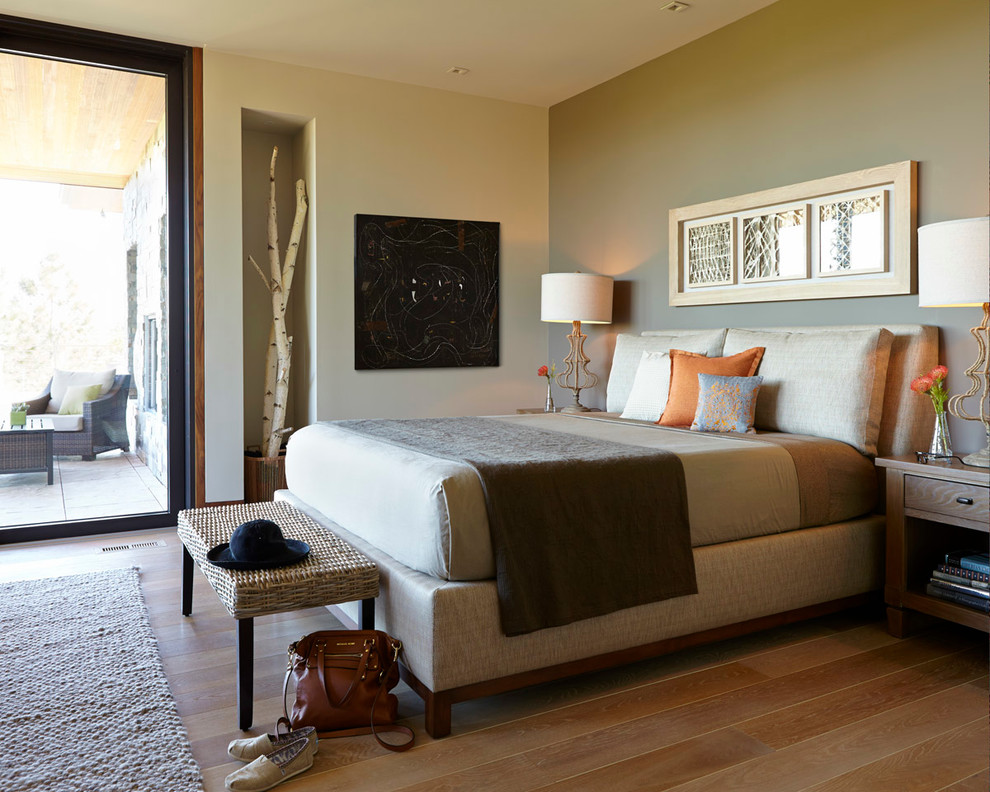 Diseño de dormitorio principal moderno de tamaño medio sin chimenea con suelo de madera clara, paredes beige y suelo marrón