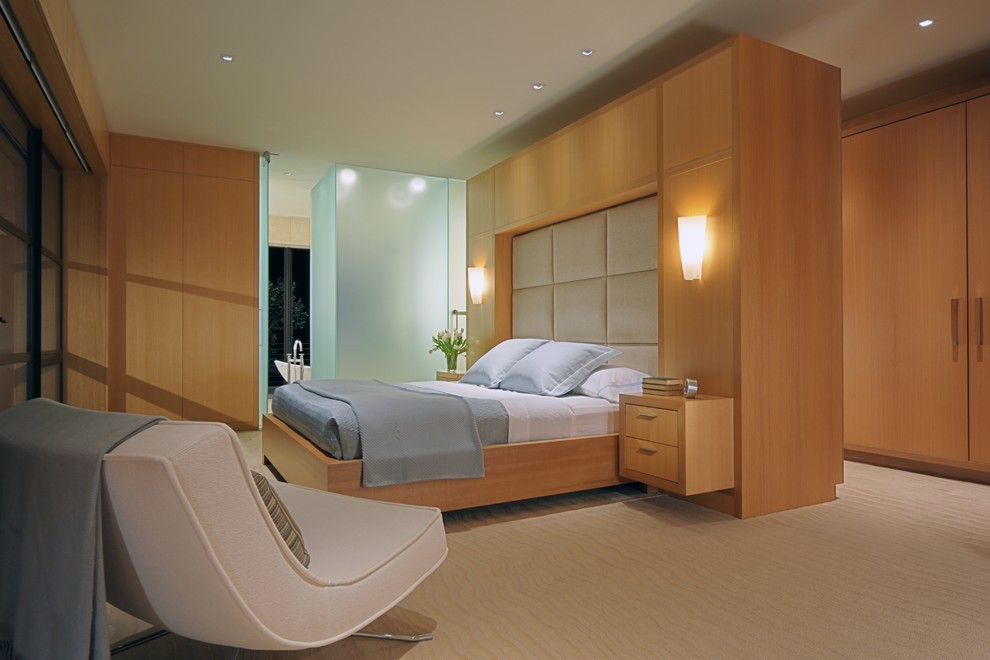 サンフランシスコにある広いコンテンポラリースタイルのおしゃれな主寝室 (カーペット敷き、ベージュの床) のインテリア