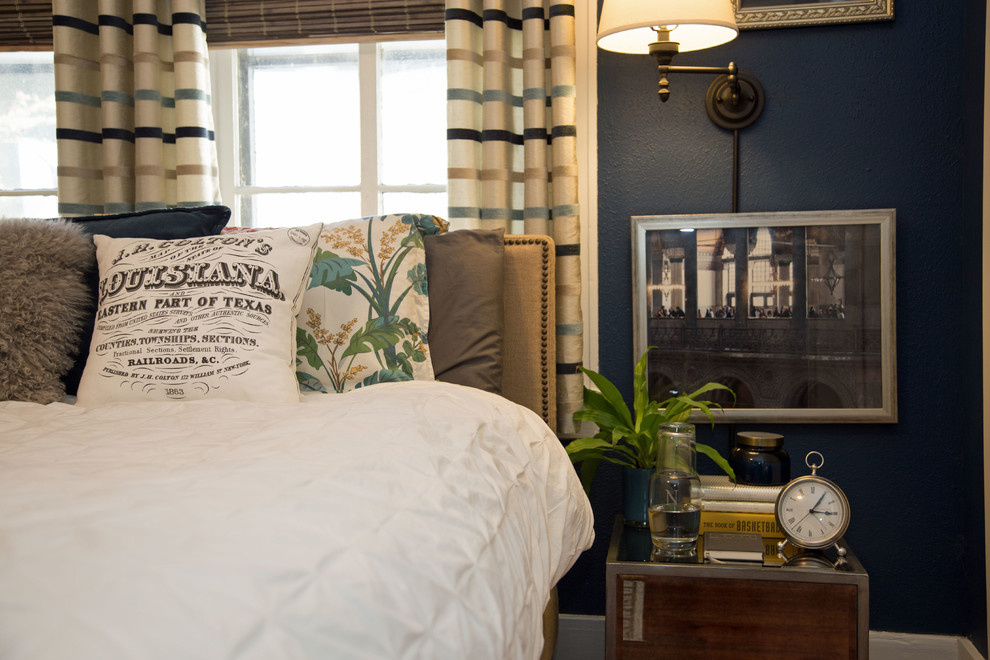 ニューオリンズにある中くらいなエクレクティックスタイルのおしゃれな主寝室 (青い壁、無垢フローリング、標準型暖炉、木材の暖炉まわり)