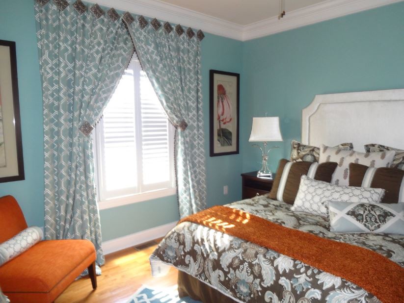 Mittelgroßes Klassisches Hauptschlafzimmer ohne Kamin mit blauer Wandfarbe und hellem Holzboden in Charleston