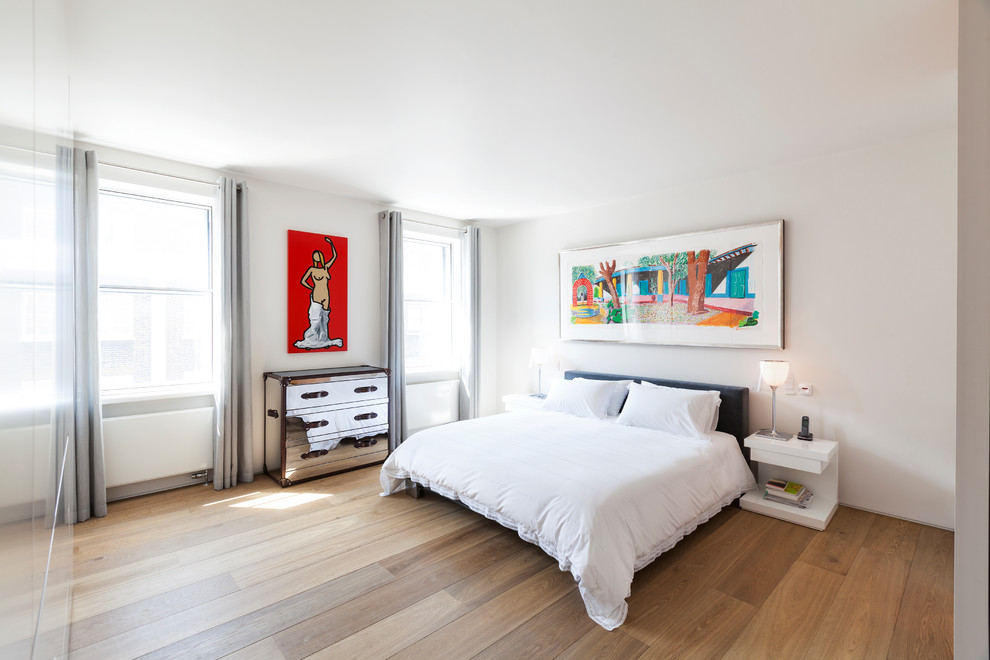 Diseño de dormitorio principal contemporáneo de tamaño medio con paredes blancas, suelo de madera en tonos medios y suelo marrón