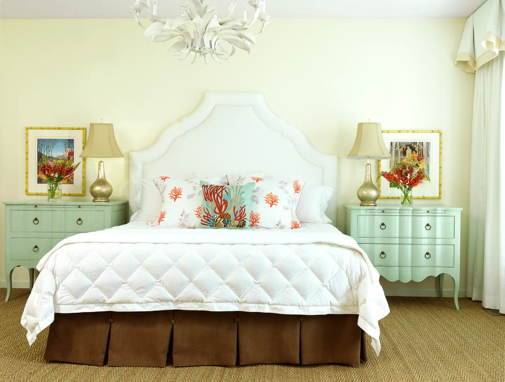 Imagen de dormitorio principal costero de tamaño medio sin chimenea con paredes beige y moqueta