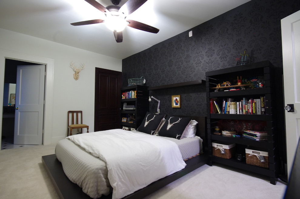 Свежая идея для дизайна: хозяйская спальня среднего размера в современном стиле с черными стенами и ковровым покрытием - отличное фото интерьера