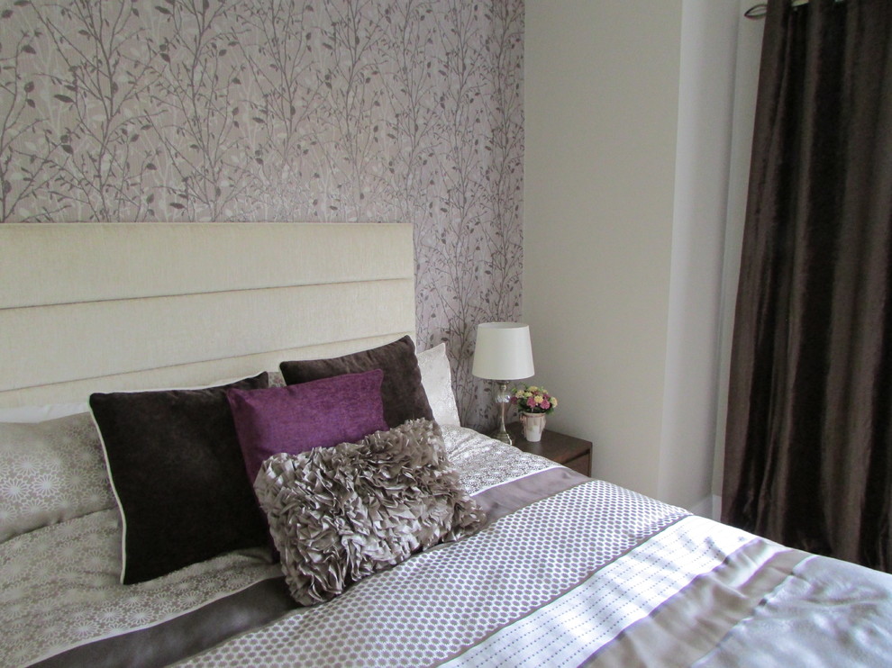 Imagen de dormitorio principal contemporáneo de tamaño medio sin chimenea con paredes grises y moqueta
