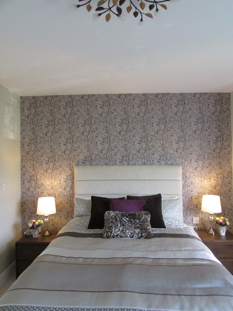 Свежая идея для дизайна: хозяйская спальня среднего размера в современном стиле с серыми стенами и ковровым покрытием без камина - отличное фото интерьера