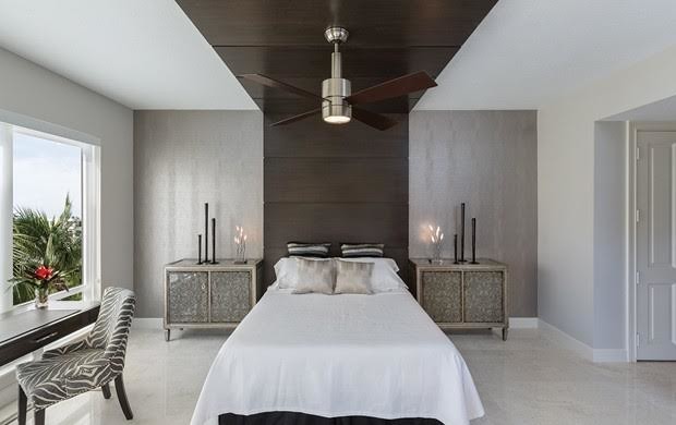Идея дизайна: большая хозяйская спальня в современном стиле с серыми стенами, полом из известняка и бежевым полом
