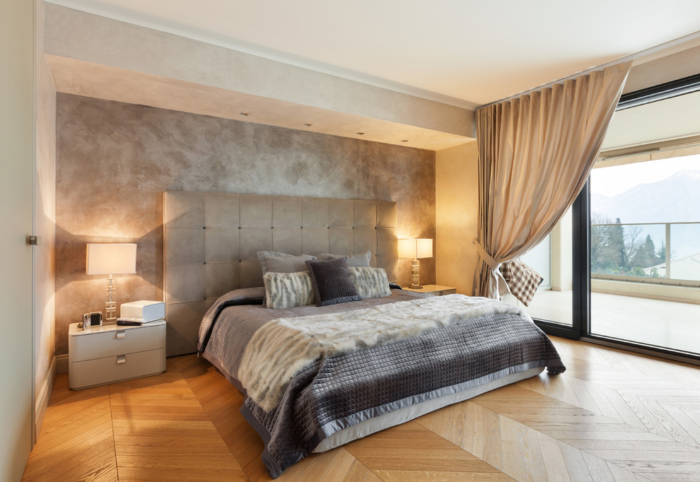Idee per una grande camera matrimoniale mediterranea con pareti grigie, parquet chiaro e pavimento marrone