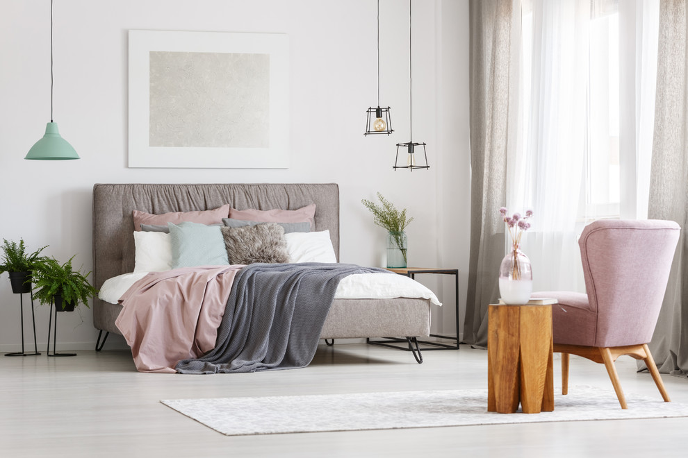 Ejemplo de dormitorio principal contemporáneo grande con paredes blancas, suelo de madera clara y suelo beige