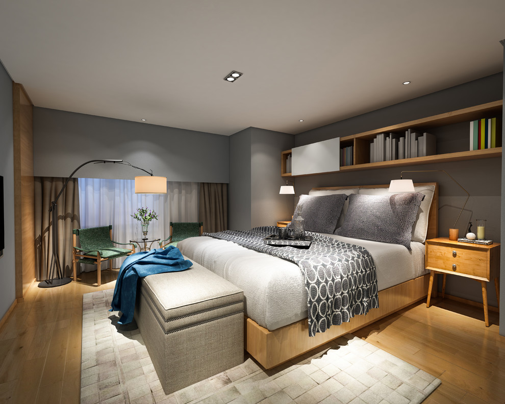Modelo de dormitorio principal moderno de tamaño medio con paredes grises, suelo de madera clara y suelo marrón