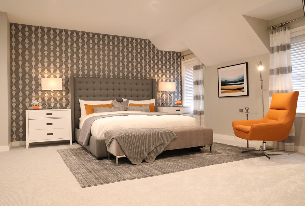 Modelo de dormitorio principal actual grande con paredes grises, moqueta, papel pintado y suelo gris