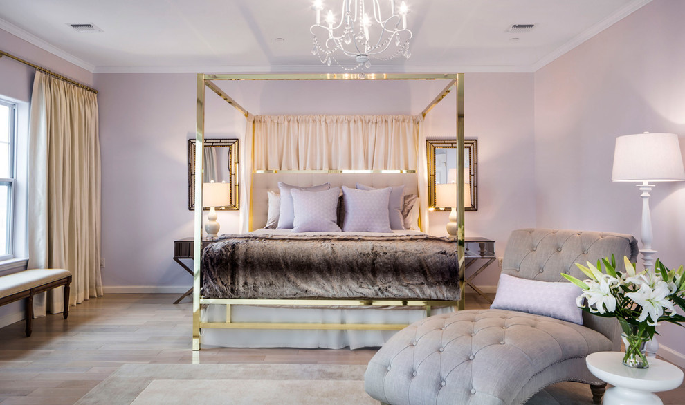 Ejemplo de dormitorio principal tradicional renovado grande con paredes púrpuras, suelo de madera clara y suelo beige