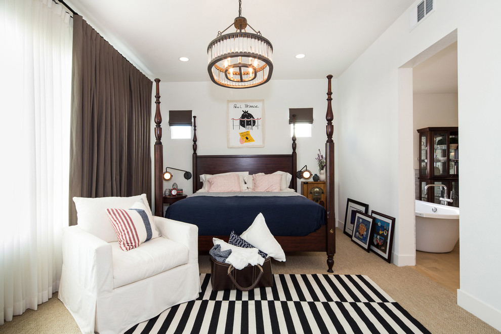 Mittelgroßes Country Hauptschlafzimmer mit weißer Wandfarbe und braunem Holzboden in Los Angeles