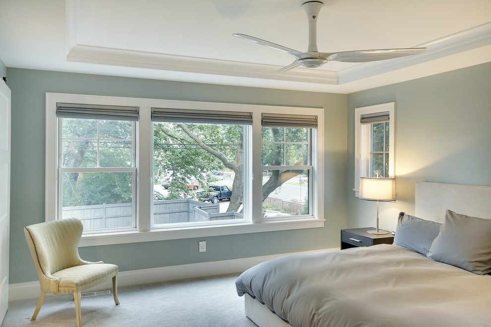 На фото: большая хозяйская спальня в классическом стиле с серыми стенами, ковровым покрытием и серым полом