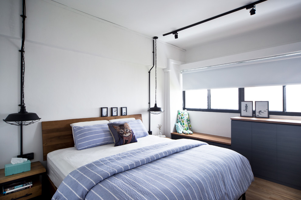 На фото: хозяйская спальня в современном стиле с белыми стенами и светлым паркетным полом без камина