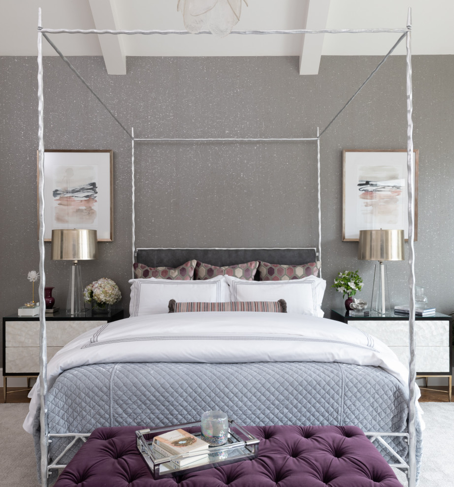 Geräumiges Klassisches Hauptschlafzimmer mit grauer Wandfarbe, braunem Holzboden, braunem Boden, gewölbter Decke und Tapetenwänden in Dallas